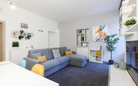 Modern Apartment Close To Shopping District